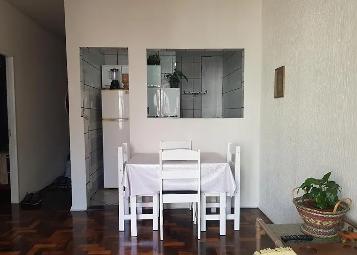 Edifício Quadra mar, pe na areia a 150 metros saída rua reta ilha